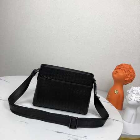 Bv 最新款男士单肩包 原单品质 官网同步 采用顶级打腊胎牛皮 手感超赞 专柜原装五金 独特的设计风格 完美至极 细节做工精致 大气中有内涵 高端上档次 高品质 - 点击图像关闭
