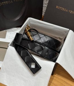 Andiamo 腰带 DDD Intrecciato 编织皮革腰带，针式带扣，背面调节系统，采用羊皮革，背面采用牛皮革制作，五金缪斯黄铜饰面. DDD 宽度：3