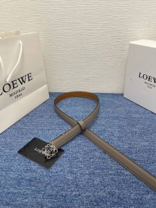 特 Loewe 罗意威 专柜最新同款腰带 选用光滑牛皮革腰带 饰以金属Loewe腰带扣五孔调节 卓越的工艺 个性的造型 精美的材质 宽:2．0宽