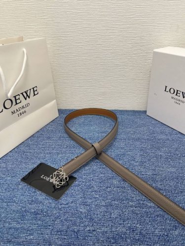 特 Loewe 罗意威 专柜最新同款腰带 选用光滑牛皮革腰带 饰以金属Loewe腰带扣五孔调节 卓越的工艺 个性的造型 精美的材质 宽:2．0宽