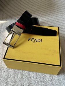 Fendi 芬迪 男款商务休闲双用腰带 宽3.4Cm，黑配红双面头层牛皮，简约百搭针扣。