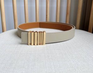 Loewe 罗意威 专柜最新同款腰带 选用光滑牛皮革腰带 配有亮面loewe几何腰带扣五孔调节 卓越的工艺 个性的造型 精美的材质 宽：2.8