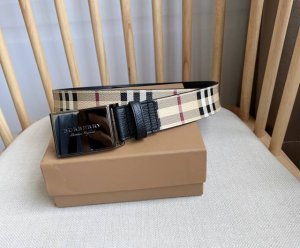 Burberry 巴宝莉专柜同步上新双面两用的意大利制腰带 精选London格纹 配有亮泽抢眼的专属标识造型搭扣 镌刻焕新的品牌微标 宽:3.5Cm 精致优雅