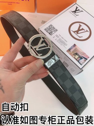 皮带：Lv..路易..威登自动扣 腰带：百分百头层牛皮，保证真皮。24K纯钢扣自动带身专柜同等质量， 送人自用首选 包装： 请认准如图专柜包装，赠送打孔器，银联