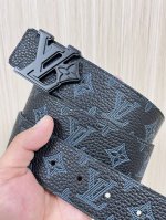 4.0宽 2025新款以天然小牛皮搭配路易威登特色设计元素的Lv pyramide 腰带，时尚新潮，尽显品牌个性。小牛皮材质，饰有路易威登标志性的Monogra