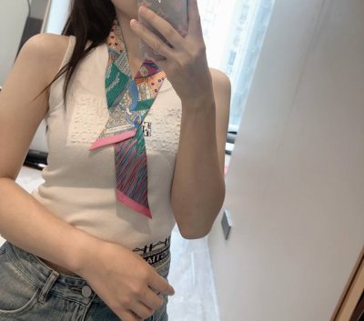 H家新款丝巾，100%重磅真丝斜纹绸，爱马仕束发带 双面双款！顶级斜纹真丝打造 超精细的印花非常清晰 绝对是送礼自用的首选丝带既可绕于颈间，亦可缠于腕部、腰部，