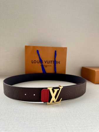 Lv4.0宽 Shadow 腰带拥有 Monogram Shadow 皮革的经典风尚和素面皮革的内敛格调 再为 Lv 新款扣头 以摩登笔触焕新男士衣橱 - 点击图像关闭