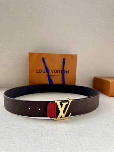 Lv4.0宽 Shadow 腰带拥有 Monogram Shadow 皮革的经典风尚和素面皮革的内敛格调 再为 Lv 新款扣头 以摩登笔触焕新男士衣橱