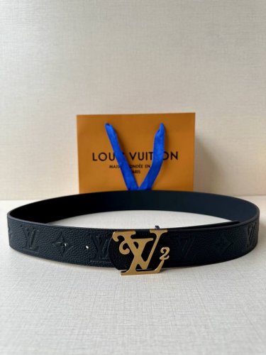 4.0宽 Lv Dimension 双面腰带将经典格调引入新颖尺幅设计。皮革压印 Lv 字母和 Monogram 花卉 新款钢扣 令品牌标识低调完成潮流蜕变P1