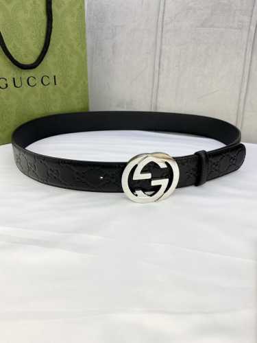 宽度4.0 Gucci互扣式双g带钢扣腰带，采用光滑原版小牛皮热压印技术的gucci Signature皮革精制而成，触感厚实，印花图案清晰分明。