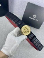 宽度4.0Cm Versace 范思哲 此款腰带采用柔软牛皮革于意大利精制而成，配有金 银 枪色椭圆形腰带扣，饰有带水晶装饰的美杜莎。