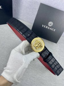 宽度4.0Cm Versace 范思哲 此款腰带采用柔软牛皮革于意大利精制而成，配有金 银 枪色椭圆形腰带扣，饰有带水晶装饰的美杜莎。