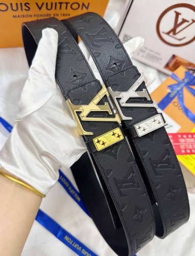 皮带：Lv..路易..威登顶级复刻. 腰带：原单品质百分百头层牛皮，保证真皮。雕花镂空工艺.真空电镀.永不掉色.24K纯钢扣头层小牛皮荔枝纹双面两用专柜同等质量