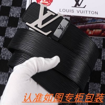 男士腰带：Lv 路易斯登 原单 男士皮带：百分百头层牛皮，保证真皮。24K纯钢扣双面可用专柜同等质量， 送人自用首选 包装： 请认准如图专柜包装，赠送打孔器，银