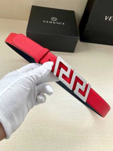 p200 Versace宽度3.0Cm 此款腰带由优质皮革制成，饰有La Greca彰显个性设计。该铆钉腰带饰有La Greca五金搭扣配件，打造Versace