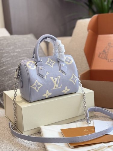 Lv春季新款芋泥色枕头包20Cm双盒包装