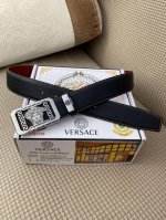 品名：Versace.范思哲 材质：原单牛皮腰带 百分百头层牛皮腰带保证真皮，24K纯钢扣，专柜原单品质、做工精细，时尚大牌，送人自用首选 包装： 请认准如图专