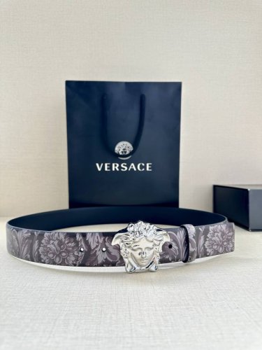 特 宽度3.8Cm Versace 皮带，配有立体La Medusa双面搭扣，一面饰有Barroco印花。 La Medusa搭扣 腰带环 底面料：100%牛皮