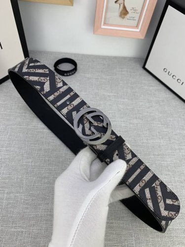 特 宽度4.0 Gucci 經典款G家花面带身头层皮底；搭配经典款旋转扣、採用精挑細選進口頂級牛皮，手感柔軟細膩！金白枪三色可选！