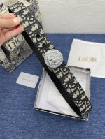 迪奥550 3.5Cm。特 这款 Montaigne Avenue 腰带从同名手袋汲取灵感，采用黑色光滑 牛皮革精心制作，质感柔软，设计优雅，饰以富有光泽的新款
