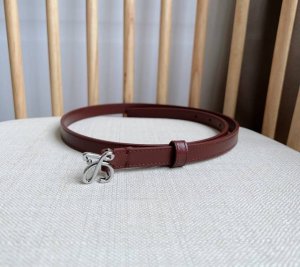 Loewe 罗意威 专柜最新同款腰带 选用光滑牛皮革腰带 饰以金属anagram Pebble针扣五孔调节 卓越的工艺 个性的造型 精美的材质 宽:1.5