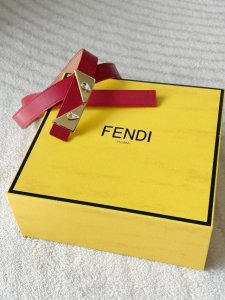 特 Fendi 芬迪 女士小腰带 宽2.0Cm 头层全粒面牛皮内衬磨砂皮 独特造型五金搭扣