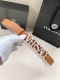 宽度3.0Cm Vrsace 此款腰带采用柔软皮革制成，饰有logo搭扣，并采用衣领铆钉固定，造型经典。