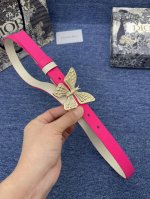 特 迪奥550 2.0Cm 这款 30 Montaigne Avenue 腰带从同名手袋汲取灵感，是二零二三年秋季新品。采用黑色光滑 牛皮革精心制作，质感柔软，