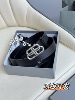 巴黎世家 Balenciaga 宽度2.5Cm 是法国的奢侈品牌，作为时尚界最具影响力品牌之一的地位。设计师源于：都市时尚潮流独特的设计风格，采用进口小牛皮制作