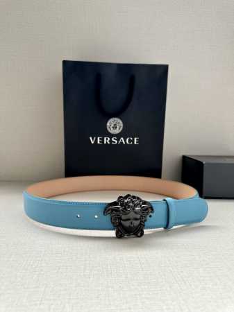 宽度4.0Cm Versace 范思哲 此款柔软的皮带饰彩色3D美杜莎腰带扣，可搭配正装或休闲牛仔装。 - 点击图像关闭