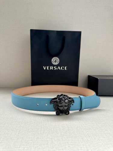 宽度4.0Cm Versace 范思哲 此款柔软的皮带饰彩色3D美杜莎腰带扣，可搭配正装或休闲牛仔装。