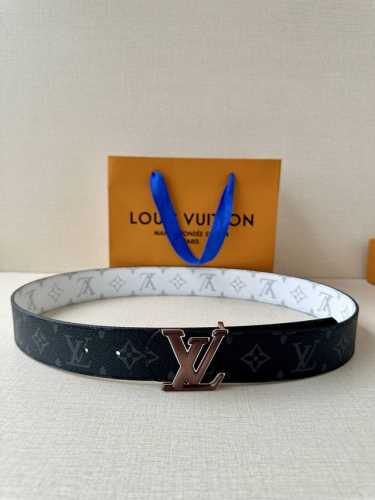4.0宽Lv Dimension Sunset 双面腰带取材 Monogram 涂层帆布，以温暖色调再现晨光夕照的美妙意境，再借瞩目渐变效果搭扣捕捉时间流逝之美