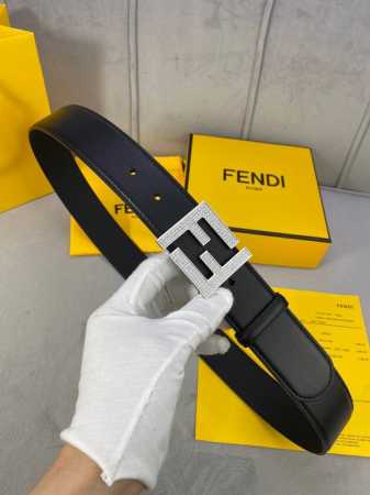 宽度4.0Cm Fendi 芬迪 此款平纹腰带搭配双f 镶钻钢扣相呼应 专柜新款不管是商务 休闲都能完美搭配 扣头金 白真空电镀。 - 点击图像关闭