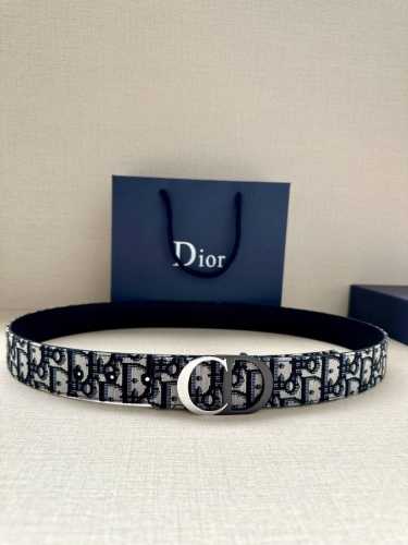 特 宽度3.5Cm Dior 这款腰带扣是 Dior 新款单品，延续经典设计，采用“Cd Icon”标志造型。黑色哑光涂漆和金属覆层黄铜形成鲜明的对比。可与各式