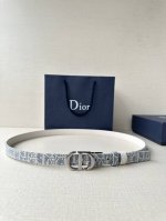 特 宽度2.0Cm Dior 受到标志性的同名手袋的启发 Montaigne腰带提供可翻转的版本 这要归功于其旋转机制 一侧采用天然光滑的小牛皮制成