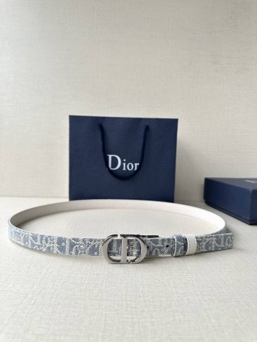 特 宽度2.0Cm Dior 受到标志性的同名手袋的启发 Montaigne腰带提供可翻转的版本 这要归功于其旋转机制 一侧采用天然光滑的小牛皮制成