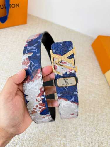 品名： Lv..路易..威登腰带皮带原单 型号：挂扣，经典纯钢材质挂扣，头层牛皮，图片实物拍摄 材料：头层牛皮，挂扣系列，纯钢材质扣头，镀钯电镀工艺永不掉色。原