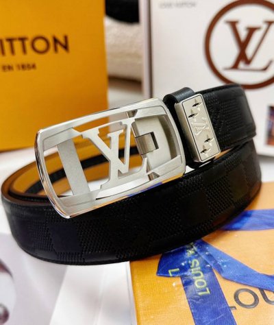 皮带：Lv..路易..威登自动扣- 腰带：顶级原单复刻版.自动带系列百分百进口原厂头层牛皮，保证真皮。雕花镂空工艺.真空电镀.永不掉色.24K纯钢扣头层小牛皮格