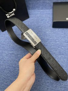 品牌万宝龙自动 550 特 描述双面原版皮，这款饰有带扣的腰带配以水牛皮衬里，覆以Monogram 牛皮。展现细腻的品牌特质，是牛仔裤的理想配件 字母带扣；35