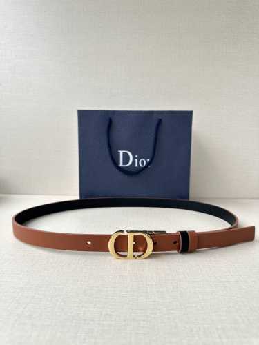 宽度2.0Cm Dior 这款 Montaigne 腰带从同名手袋汲取灵感 可翻面使用 以双面设计重新诠释经典 采用光滑牛皮革等材质精心制作 一面为深棕色色 另