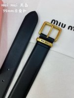 特 P160 Miumiu 缪缪 23 金属搭扣. 腰带环饰有激光雕刻徽标，这款皮革腰带设计简约而优雅 ，腰带伴环以Miu Miu徽标 进口牛皮腰带 3.5Cm