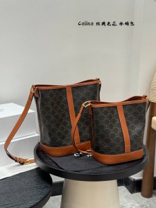 礼盒包装 Celine 赛琳水桶包 这谁抵得住啊！ 一年四季都可以用的水桶！ 一直很喜欢老花的包 老花色经典极搭！ 颜值超级在线哦 尺寸：大号24*27 小号1