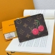 颜色 老花尺寸 11.5X9樱桃 Mportefeuille Lisa 采用 Monogram 帆布制成，内衬彩色皮革。这款紧凑型钱包设有角撑板零钱袋，手柄上饰