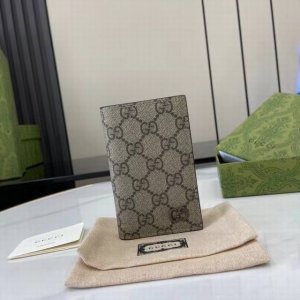 顶配版 饰Gg细节长款卡片夹。Gucci典藏元素Gg细节与活力配色巧妙糅合。这款长款卡片夹以Gg Supreme帆布匠心打造，巧妙融入黑色撞色细节，为这款小巧的