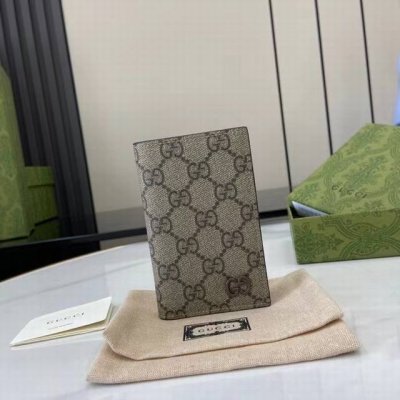 顶配版 饰Gg细节长款卡片夹。Gucci典藏元素Gg细节与活力配色巧妙糅合。这款长款卡片夹以Gg Supreme帆布匠心打造，巧妙融入黑色撞色细节，为这款小巧的