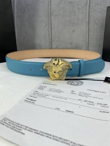 宽度4.0Cm Versace 范思哲 此款柔软的平纹皮带饰有金、银双色调的水晶镶边3D美杜莎腰带扣，是一款可提升正装或休闲牛仔装质感的优雅配饰。