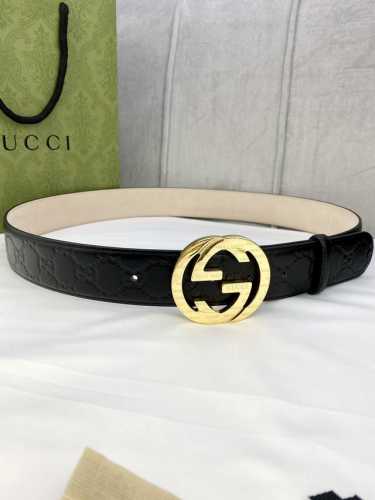 宽度4.0 Gucci互扣式双g带钢扣腰带，采用光滑原版小牛皮热压印技术的gucci Signature皮革精制而成，触感厚实，印花图案清晰分明。