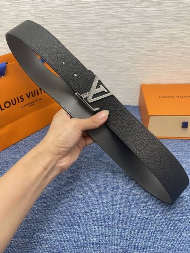 louis Vuitton 经典原单品质，荔枝纹压花搭配原版皮底，原单精品挂扣，精工制作，细节看图，实物拍摄，高端奢华，宽度4.0Cm