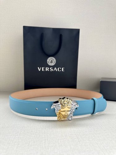 宽度4.0Cm Versace 范思哲 此款柔软的皮带饰彩色3D美杜莎腰带扣，可搭配正装或休闲牛仔装。