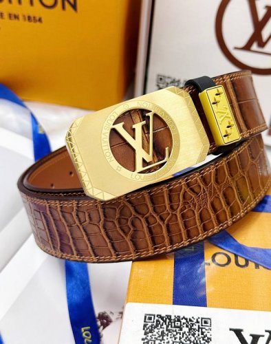 皮带：Lv..路易..威登顶级原单复刻. 腰带：百分百头层牛皮，保证真皮。雕花镂空设计24K纯钢扣.永不掉色进口原厂鳄鱼皮纹路.纯手工双线缝制工艺双面两用专柜同